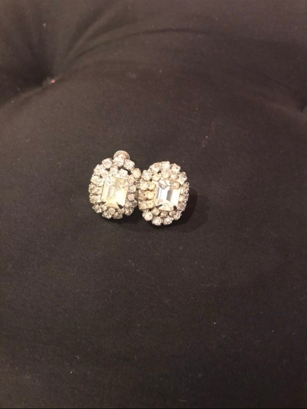 Vintage Weiss Rhinestone Screw Back Earrings